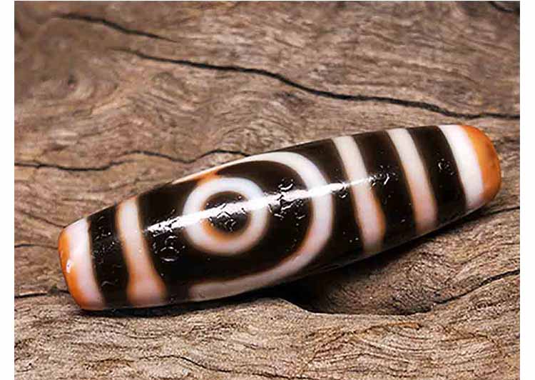 天珠真正的名字应该叫蚀花玛瑙珠,藏族同胞认